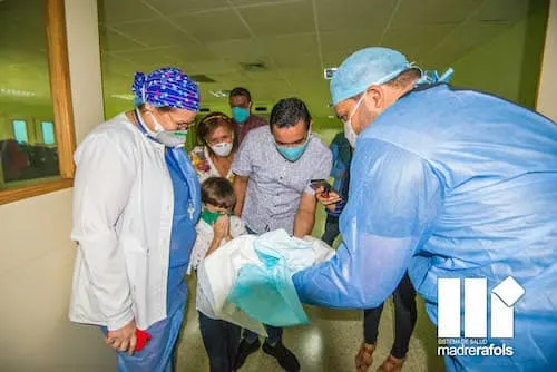 Familia junto al equipo médico del Sistema de Salud Madre Rafols