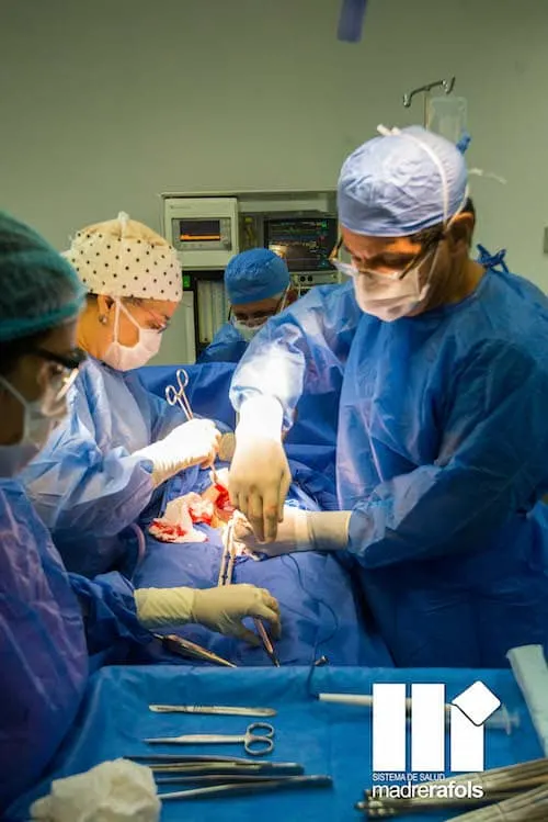 Equipo médico del Sistema de Salud Madre Rafols durante una cirugía