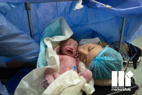 Recién nacido junto a su madre en el Sistema de Salud Madre Rafols